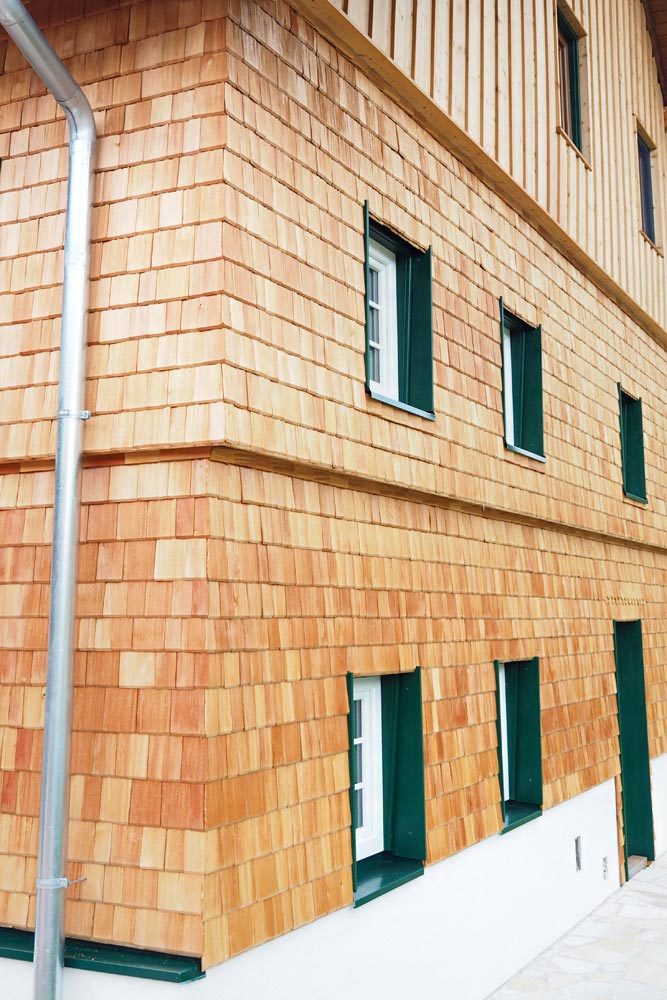 wohnhaus-laerchenschindel-wandmontage-02